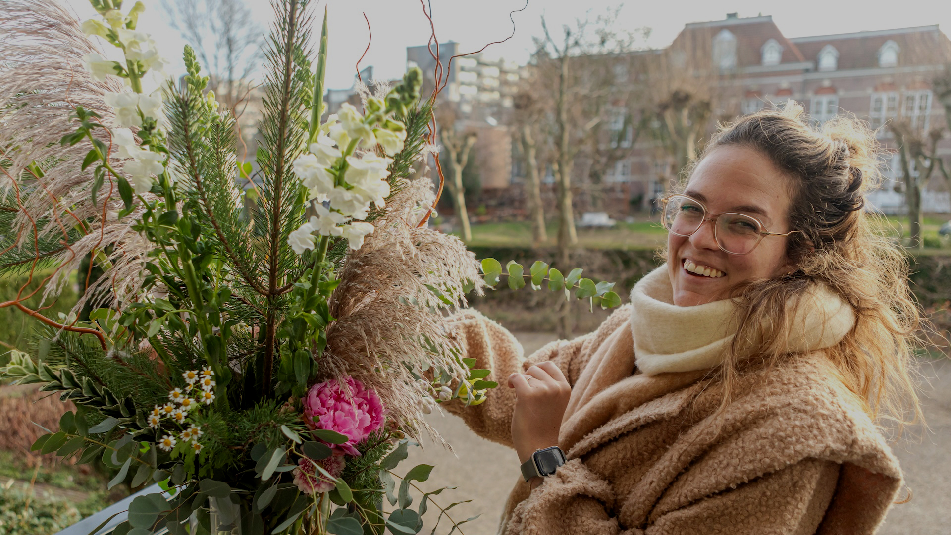 /media/rkjheb3a/capri-bloemen-bestellen-bloemist-bloemenwinkel-hillegom_luzanveenendaal_dignita-openroute-9757_rose-kempenaar_header_dk.jpg